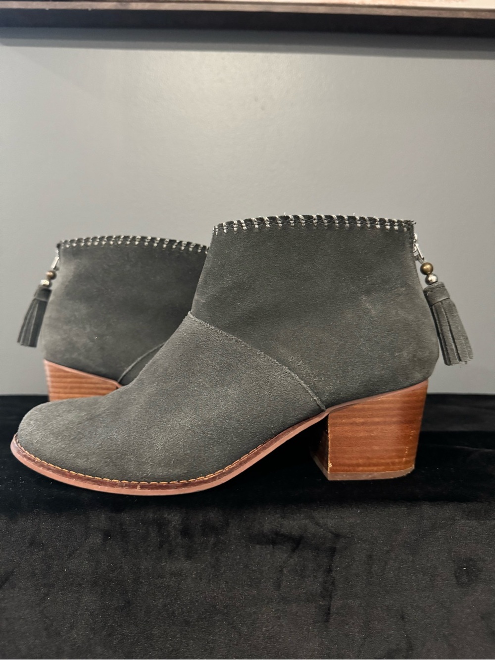 TOMS Dark Gray Suede Ankle Boot Booties Size 9.5
